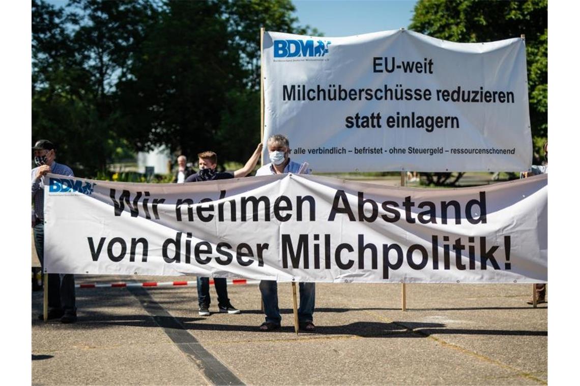 Protest mit Pulverpyramide: Milchbauern sind sauer