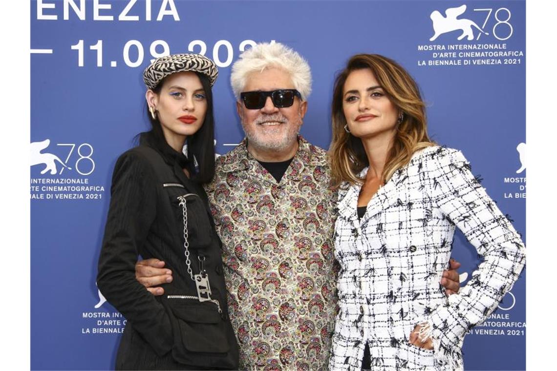Milena Smit (l-r), Pedro Almodóvar und Penélope Cruz beim Filmfestival in Venedig. Foto: Joel C Ryan/Invision/AP/dpa
