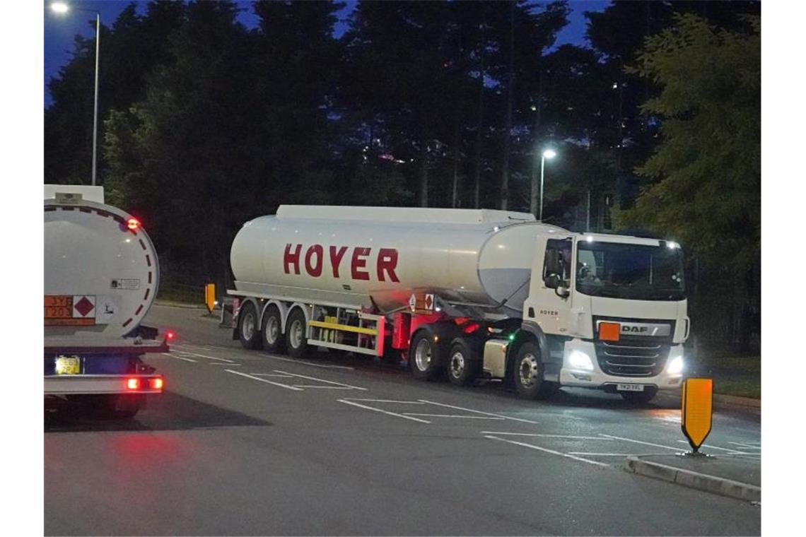 Kraftstoffkrise: Britisches Militär beliefert Tankstellen Militärangehörige, darunter 100 Lastwagenfahrer, helfen, die Nachschubschwierigkeiten an Tankstellen in den Griff zu bekommen. Foto: Ian West/PA/dpa