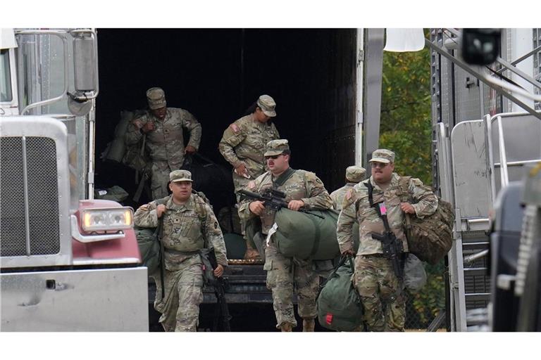Militärangehörige der texanischen Nationalgarde bei der Ankunft in Illinois. (Archivbild)