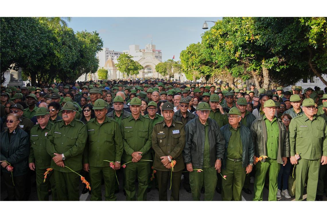 Militärangehörige nehmen in Havanna an der Beerdigung kubanischer Offiziere teil.