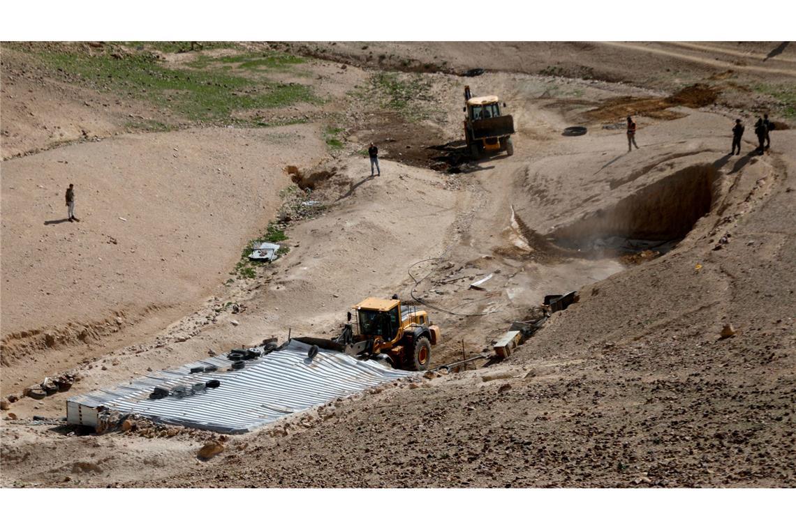 Militärbulldozer reiß ein Haus in den Beduinengebieten südlich der Westbankstadt Hebron ab.