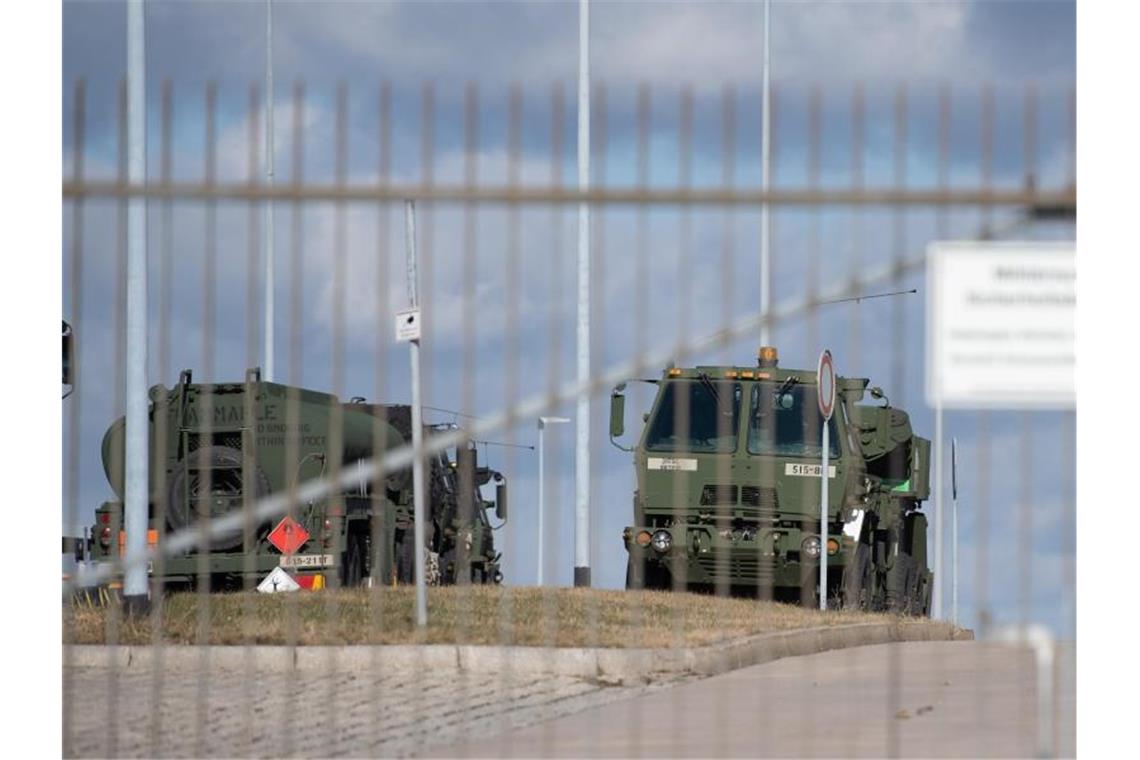 EU mit neuer Eingreiftruppe - Deutschland bietet Soldaten an Militärfahrzeuge auf einem Bundeswehr-Gelände in Sachsen, wo bislang eine Nato-Eingreiftruppe stationiert ist. Foto: Sebastian Kahnert/dpa-Zentralbild/dpa