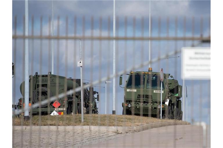 Militärfahrzeuge auf einem Bundeswehr-Gelände in Sachsen, wo bislang eine Nato-Eingreiftruppe stationiert ist. Foto: Sebastian Kahnert/dpa-Zentralbild/dpa