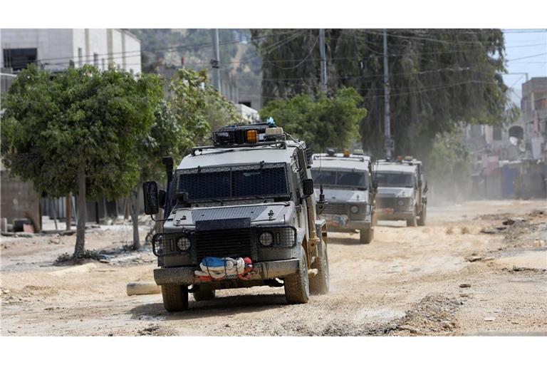 Militärfahrzeuge im palästinensischen Flüchtlingslager Nur Schams in Tulkarem.