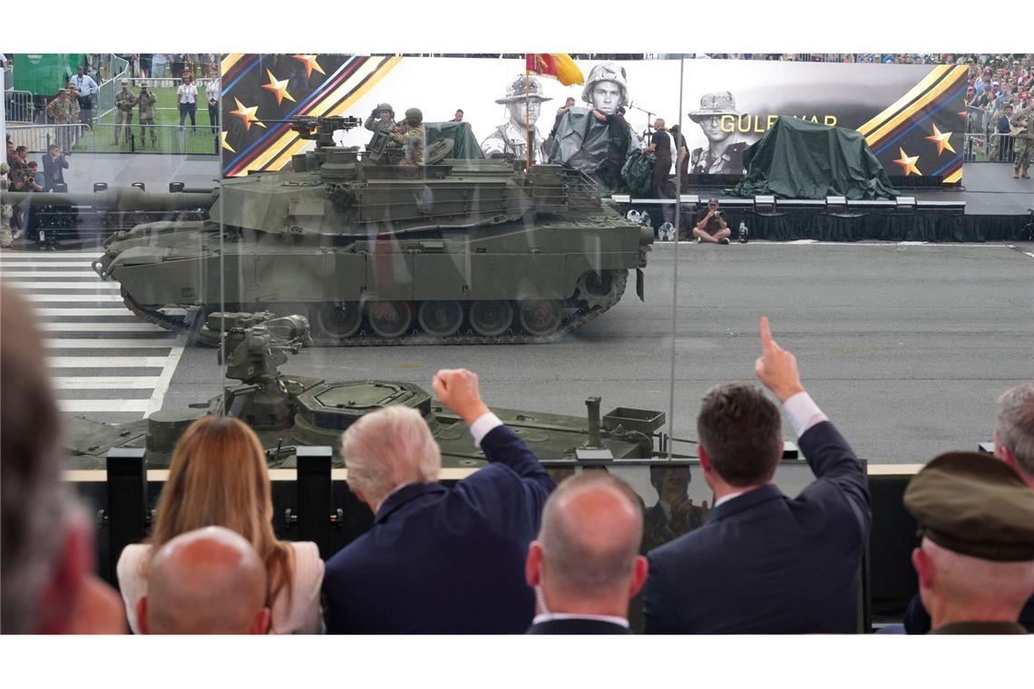 Trump bekommt Militärparade - und Massenproteste Militärfahrzeuge rollen bei der Parade am Präsidenten vorbei.