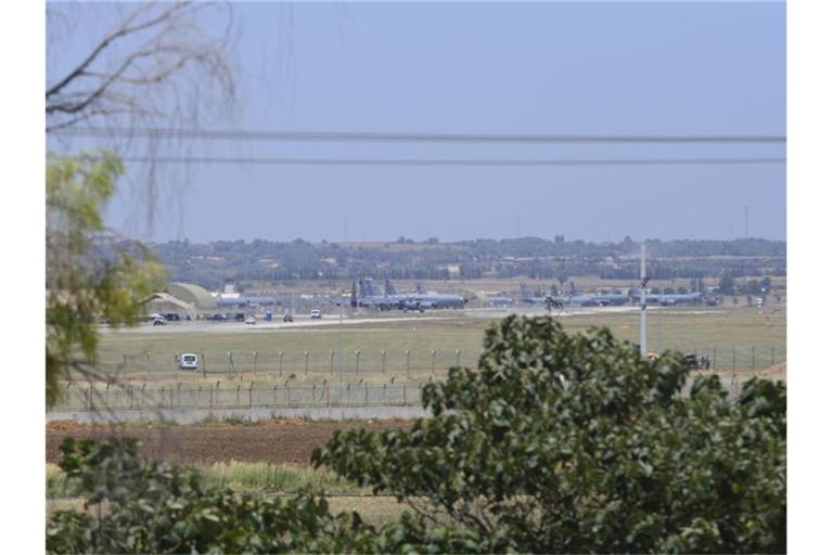 Militärflugzeuge auf dem Luftwaffenstützpunkt Incirlik. Angesichts der Spannungen mit Washington hält Ankara auch eine Schließung von Stützpunkten für die USA für möglich. Foto: Dha/Zuma Press/dpa