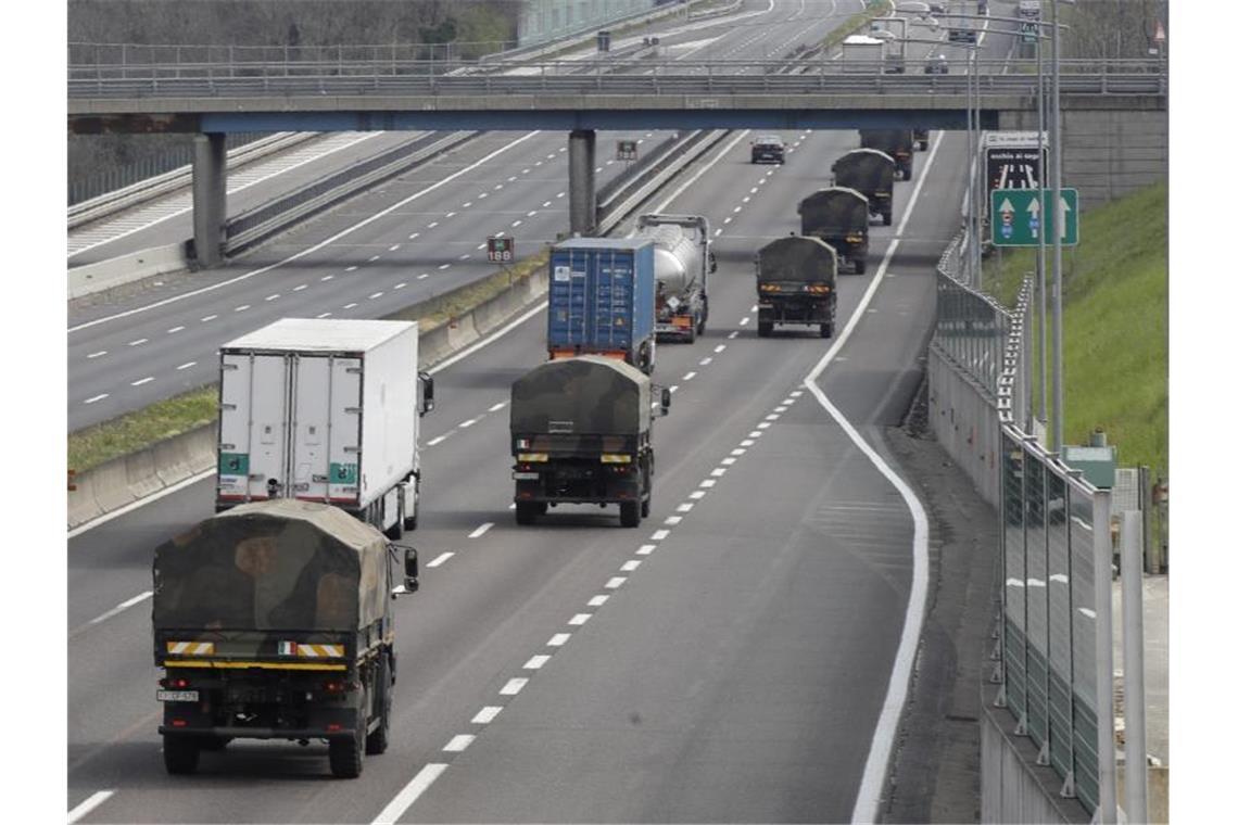 Italien gedenkt der Corona-Toten in Bergamo Militärlastwagen transportieren Särge von Verstorbenen. Foto: Luca Bruno/AP/dpa/Archiv