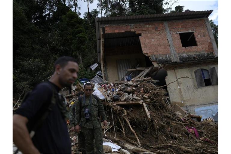 Militäroffiziere begutachten in Petropolis ein Haus, das durch einen Erdrutsch beschädigt wurde. Foto: Silvia Izquierdo/AP/dpa