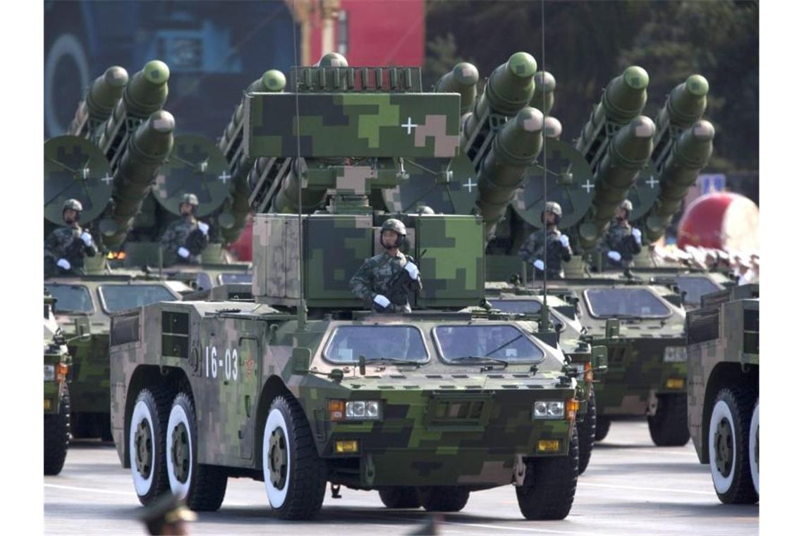 Trump: Neues Abrüstungsabkommen muss China einbeziehen Militärparade in Peking. Der INF-Vertrag ist ausgelaufen. Neue Abrüstungsgespräche sollten auch China einbeziehen, findet US-Präsident Trump. Aber Peking hat kein Interesse. Foto: Adrian Bradshaw/epa/Archiv