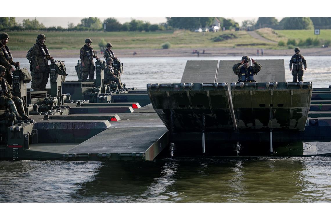Bilder des Tages Militärübung am Rhein: Panzer-Fähren transportieren 100-Tonnen-Fahrzeuge