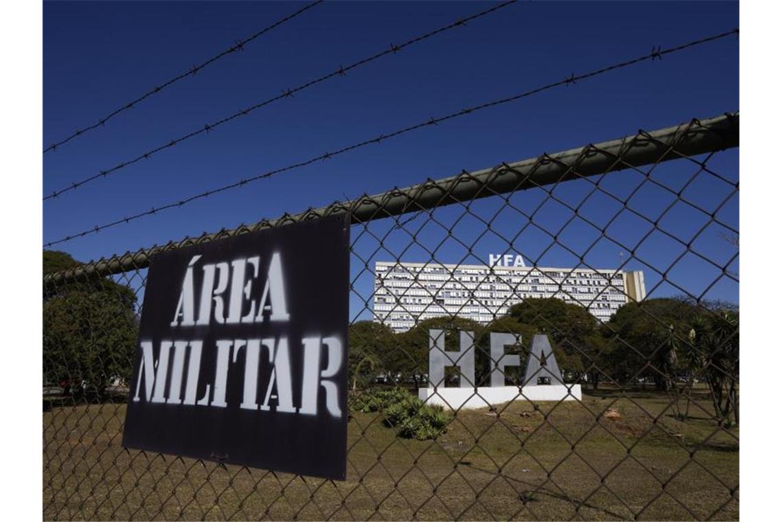 „Militärzone“, steht am Zaum vor dem Militärkrankenhaus HFA, in das der brasilianische Präsident Bolsonaro eingeliefert wurde. Foto: Eraldo Peres/AP/dpa