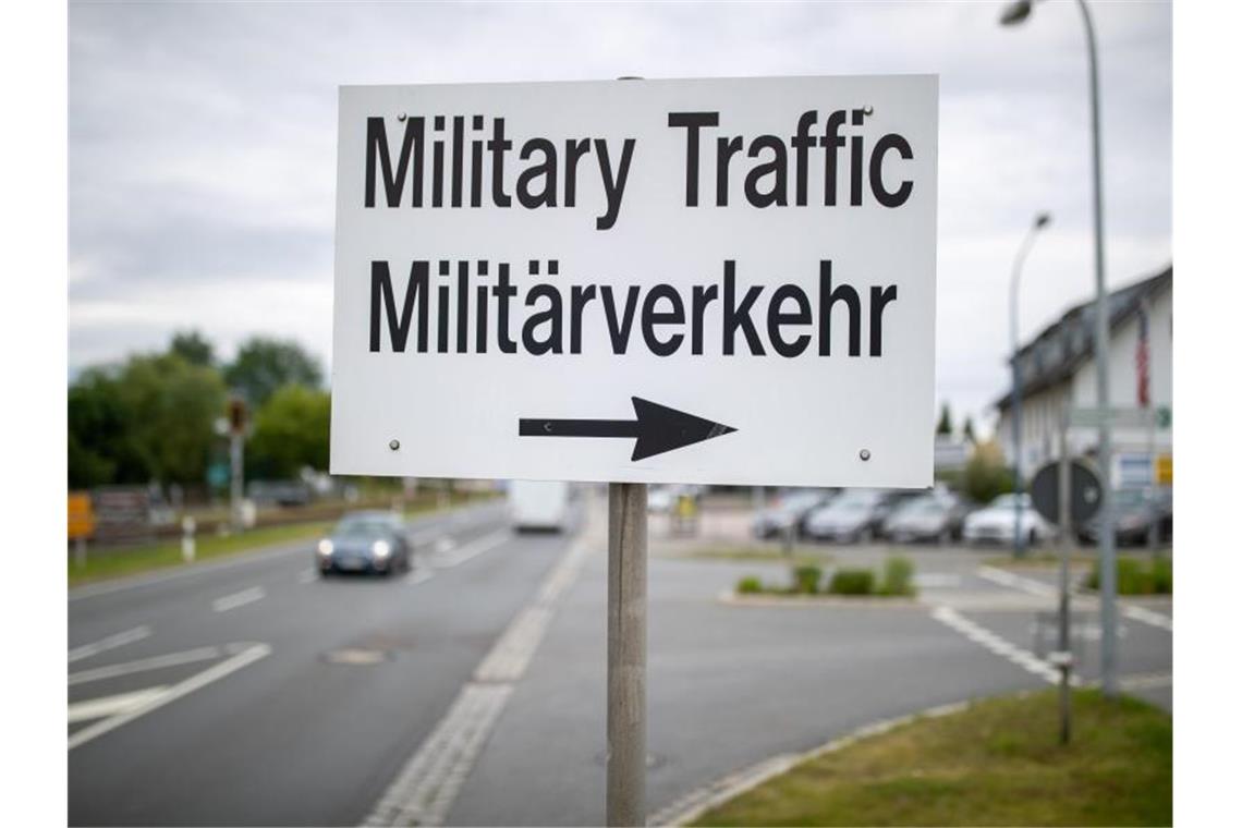 "Military Traffic - Militärverkehr" steht auf einem Schild. Foto: Daniel Karmann/dpa