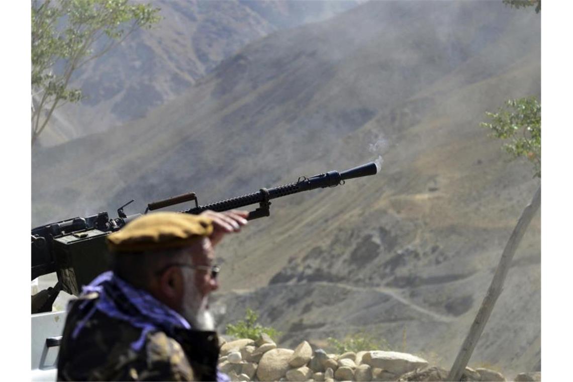 Milizionäre nehmen an einer Trainingsübung in der Provinz Pandschir teil. Das Tal ist die letzte Region Afghanistans, die nach der Einnahme durch die Taliban nicht unter deren Kontrolle steht. Foto: Jalaluddin Sekandar/AP/dpa