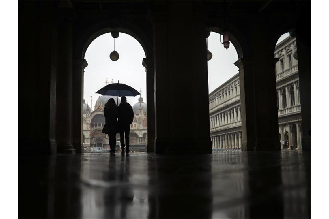 Milliardenschwere Hilfsmaßnahmen werden die Staatsverschuldung nach oben treiben. Das trifft vor allem hoch verschuldete Länder wie Italien hart. Könnten gemeinschaftliche Anleihen - sogenannte Corona-Bonds - helfen?. Foto: Francisco Seco/AP/dpa