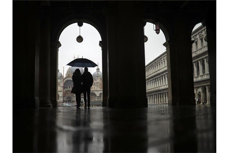 Milliardenschwere Hilfsmaßnahmen werden die Staatsverschuldung nach oben treiben. Das trifft vor allem hoch verschuldete Länder wie Italien hart. Könnten gemeinschaftliche Anleihen - sogenannte Corona-Bonds - helfen?. Foto: Francisco Seco/AP/dpa