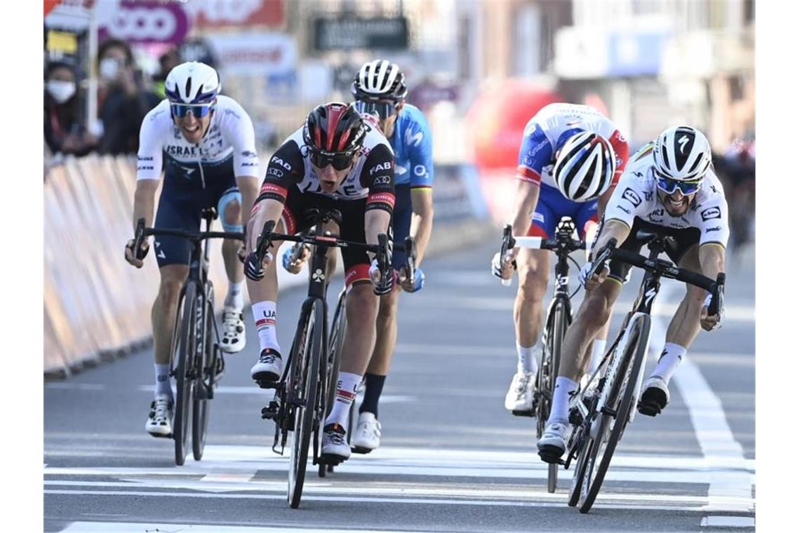 Pogacar gewinnt Lüttich-Bastogne-Lüttich - Schachmann 9. Millimeter-Entscheidung: Tadej Pogacar (M) siegt in Lüttich hauchdünn vor Julian Alaphilippe. Foto: Dirk Waem/BELGA/dpa
