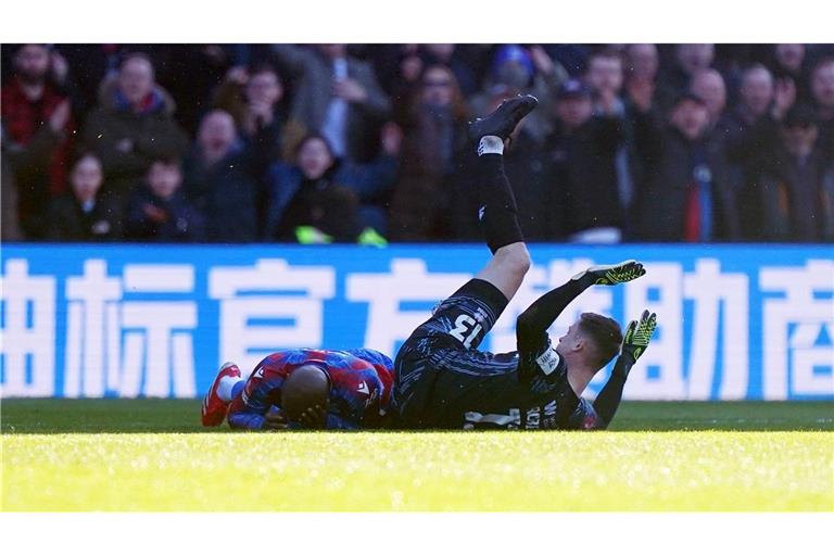 Millwall-Torhüter Liam Roberts sieht für sein Foul die Rote Karte - aber erst nach einem VAR-Eingriff.