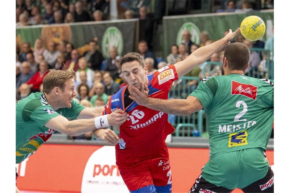 Mindens Magnus Gullerud (l-r), Balingen-Weilstettens Lukas Saueressig und Mindens Lucas Meister kämpfen um den Ball. Foto: David Inderlied/dpa/Archivbild