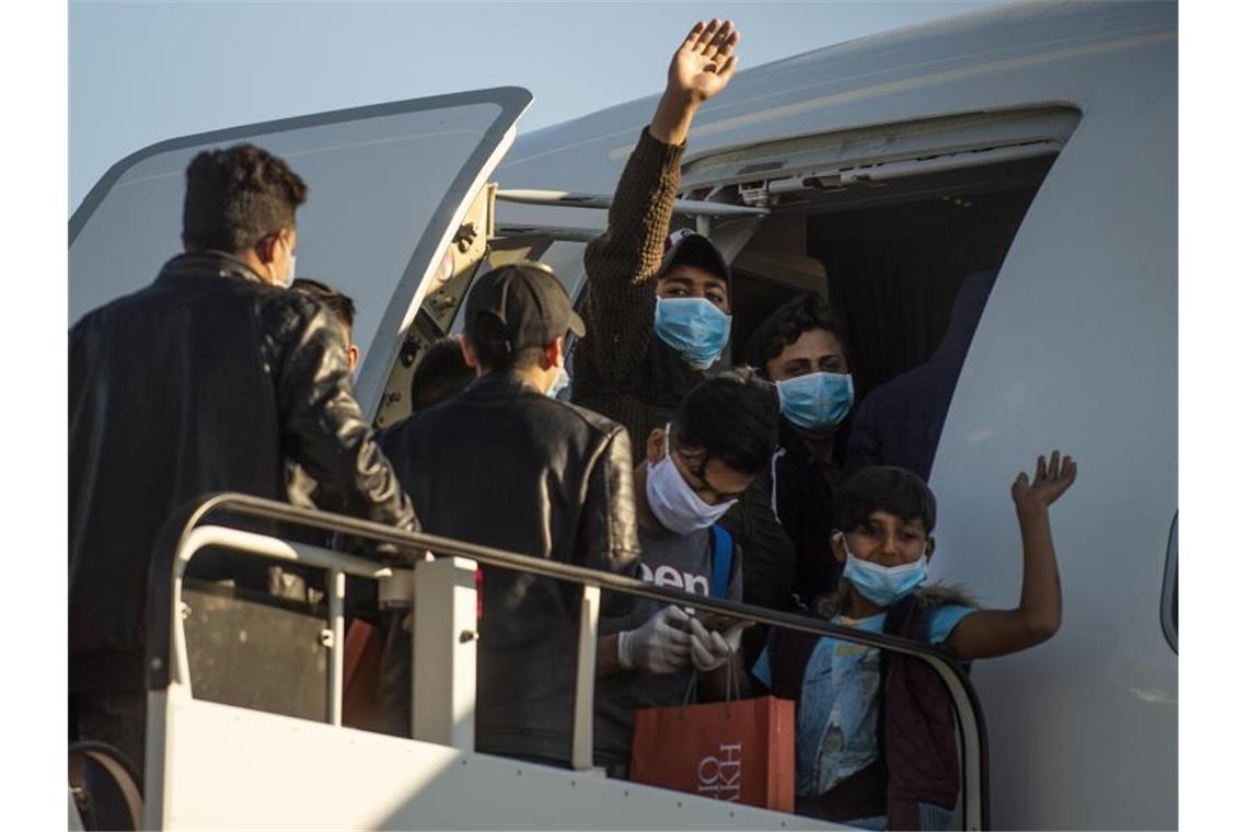 Minderjährige Flüchtlinge von griechischen Inseln steigen am Athener Flughafen in ein Flugzeug Richtung Deutschland. Foto: Angelos Tzortzinis/dpa