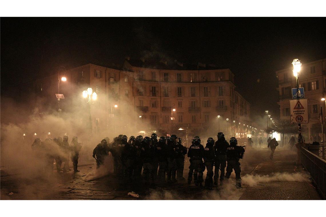 Mindestens 100 Sicherheitskräfte wurden bei den Krawallen verletzt.