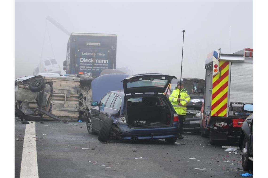 29 Verletzte bei Massencrash auf A7 Mindestens 18 Fahrzeuge waren an dem Unfall beteiligt. Foto: Karl-Josef Hildenbrand/dpa
