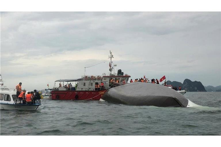 Mindestens 18 Menschen sind bei dem Bootsunglück in der Halong-Bucht gestorben. Rettungskräfte suchen nach weiteren Vermissten.