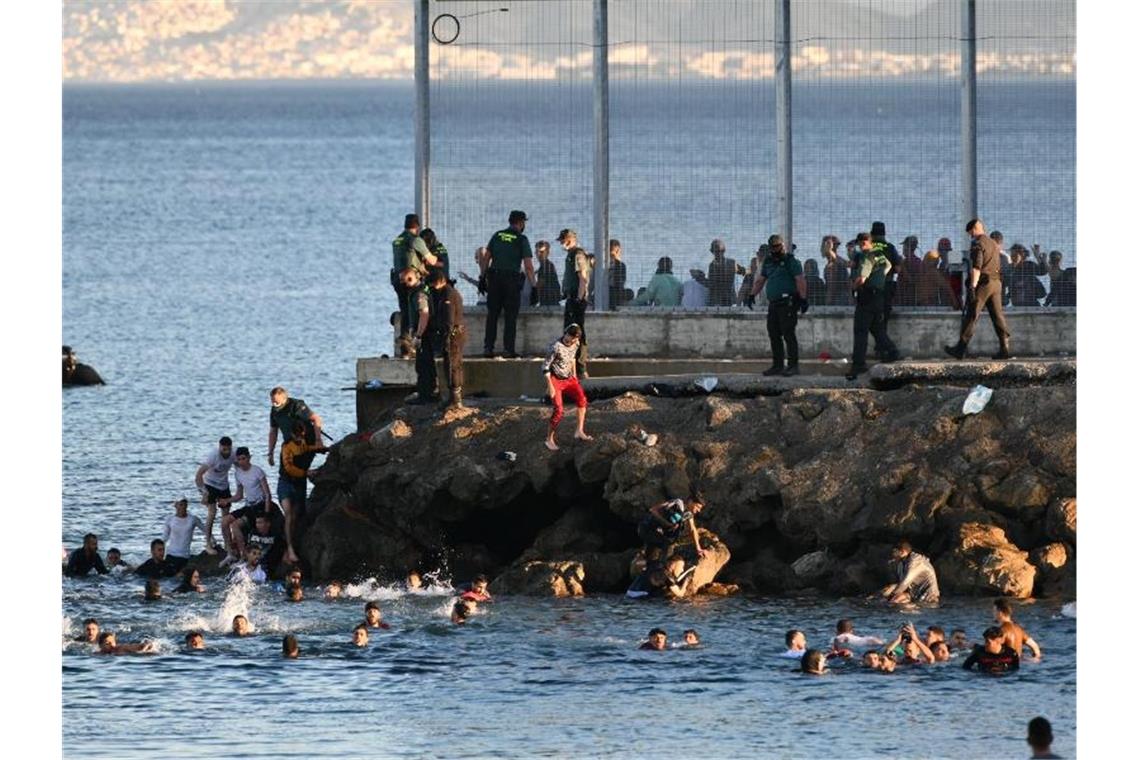 Marokko setzt Spanien mit Migranten in Ceuta unter Druck Mindestens 3000 Migranten sollen die spanische Nordafrika-Exklave erreicht haben. Foto: Antonio Sempere/EUROPA PRESS/dpa