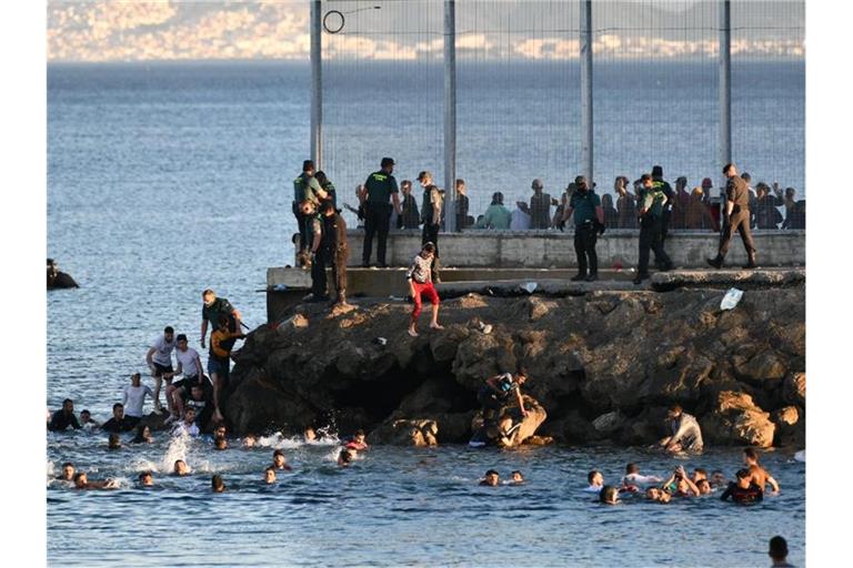Mindestens 3000 Migranten sollen die spanische Nordafrika-Exklave erreicht haben. Foto: Antonio Sempere/EUROPA PRESS/dpa