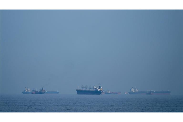 Mindestens 50 Schiffe deutscher Reedereien sollen im Golf festsitzen. (Archivbild)
