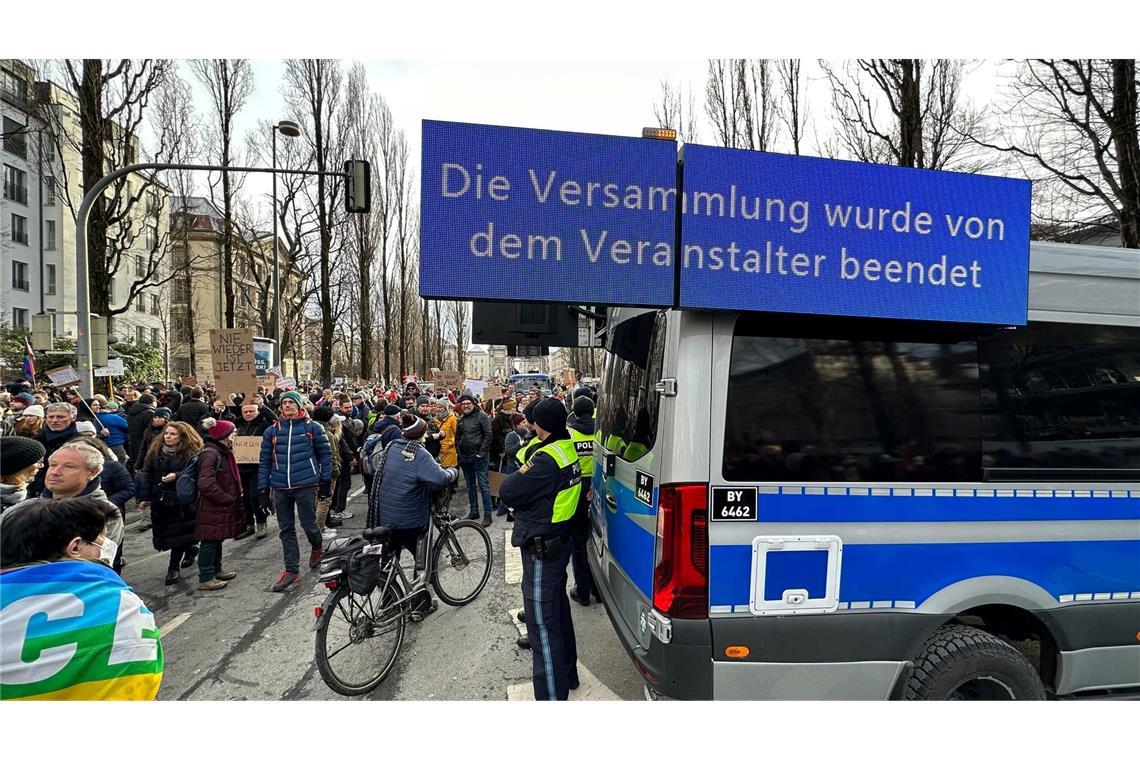 Mindestens 80.000 Menschen sind in München bei einer Demonstration gegen rechts auf die Straße gegangen. Das waren zu Viele, um die Sicherheit aller zu garantieren. Die Veranstaltung wurde abgebrochen.