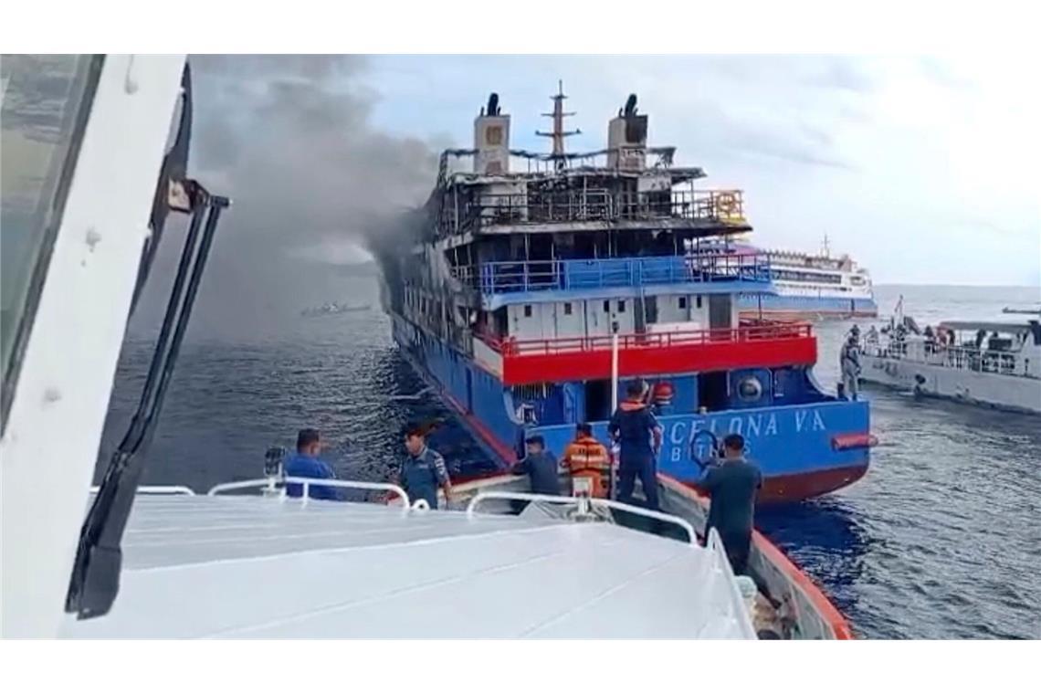 Tödliches Feuer auf Fähre in Sulawesi Mindestens drei Menschen sind bei dem schweren Brand ums Leben gekommen, zwei werden noch vemrisst.