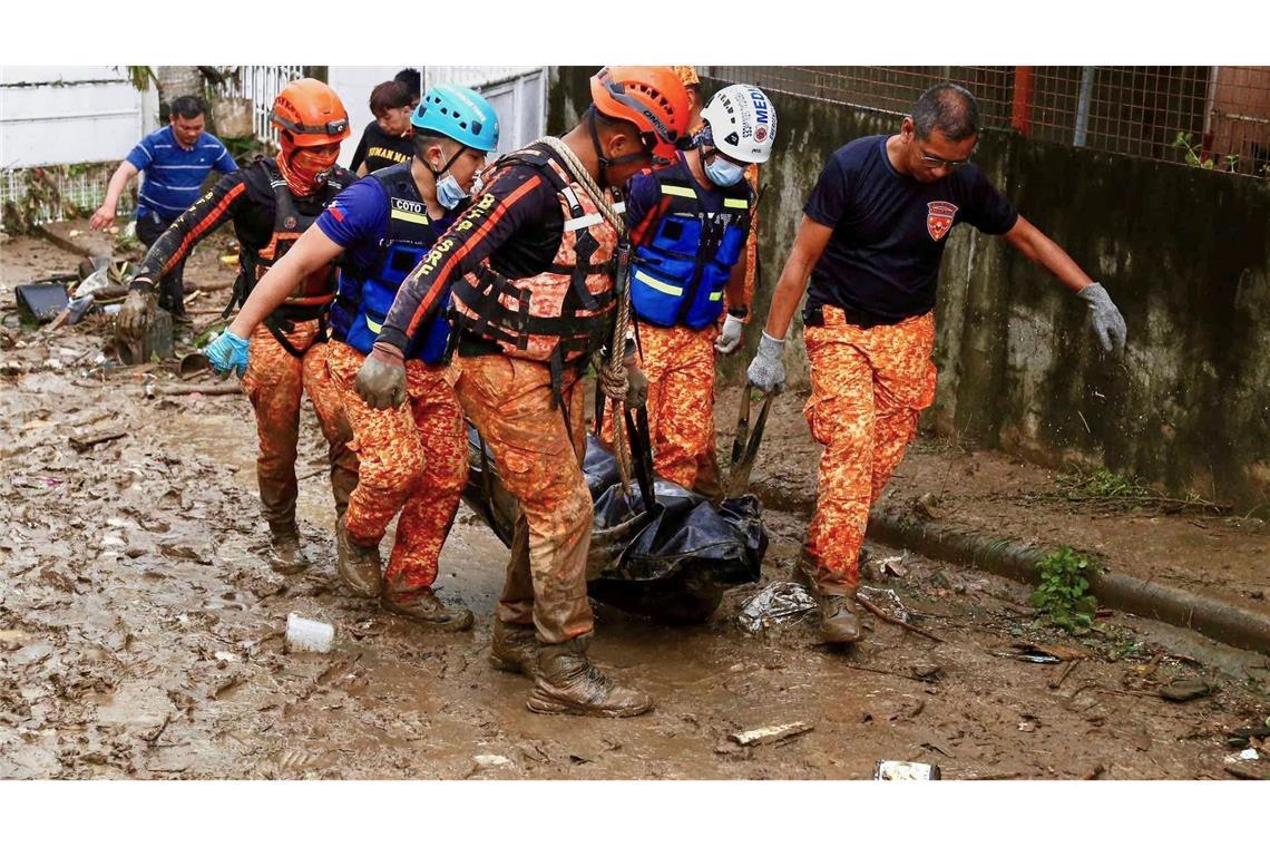 Mindestens drei Menschen sind durch "Kalmaegi" ums Leben gekommen.