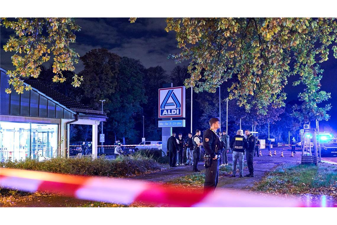 Schüsse vor Supermarkt in Berlin – eine Person verletzt Mindestens eine Person wurde verletzt und in ein Krankenhaus gebracht.