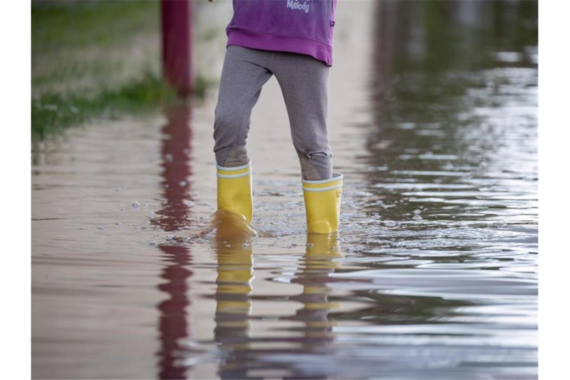 Meteorologe: Es brodelt über Deutschland wie im Kochtopf Mindestens Gummistiefel, lieber eine Wathose: Insbesondere im Süden Deutschlands ist es heute zu zahlreichen wetterbedingten Notfällen und Einsätzen von Polizei und Feuerwehr gekommen. Foto: Daniel Karmann/dpa