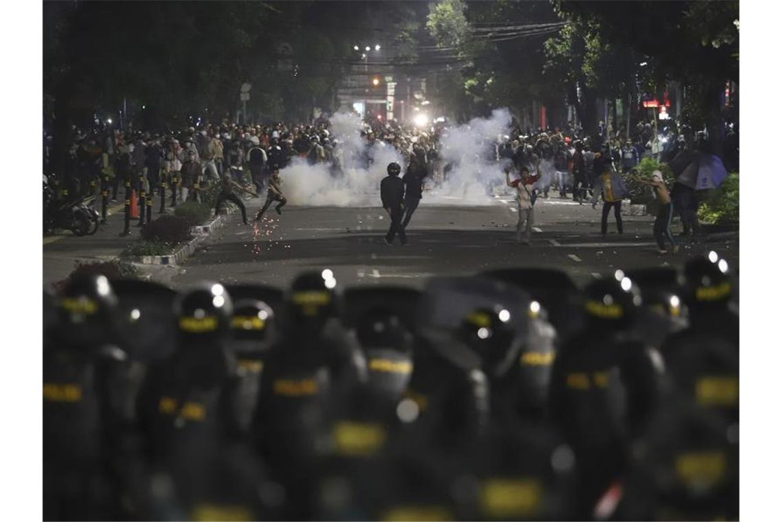 Mindestens sechs Menschen sind bei den Straßenkämpfen in Jakarta ums Leben gekommen. Foto: Str/AP