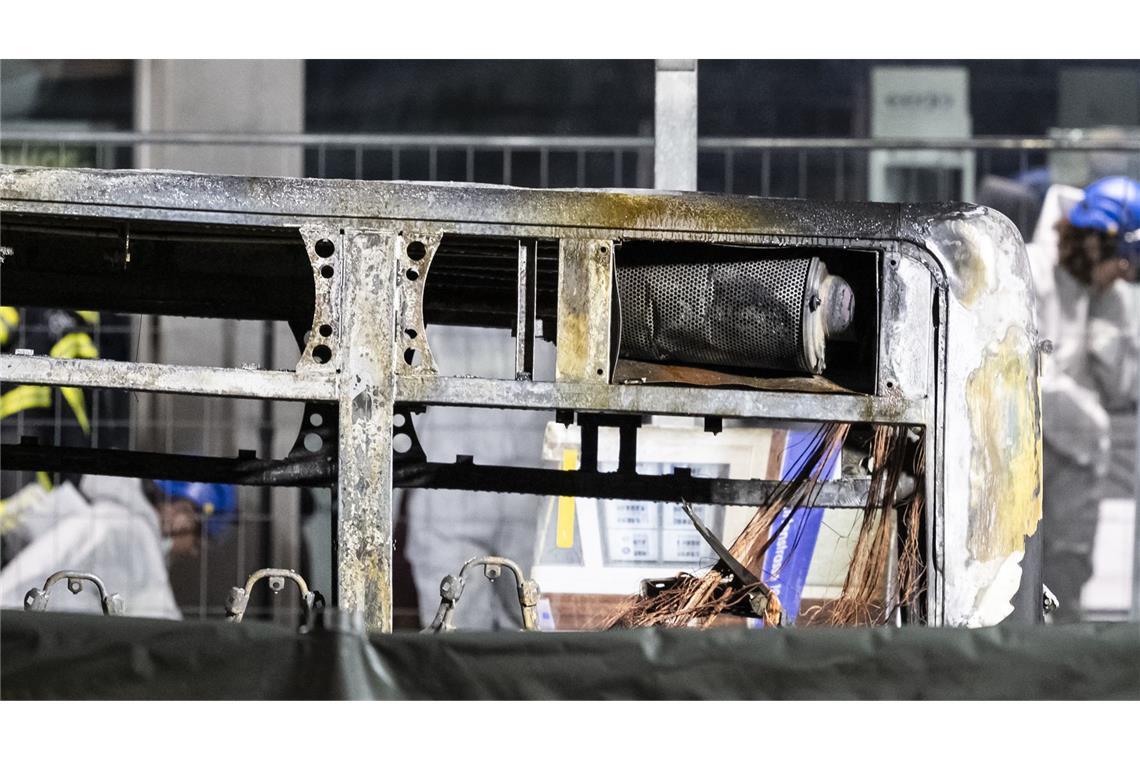 Mindestens vier weitere Personen seien verletzt worden.