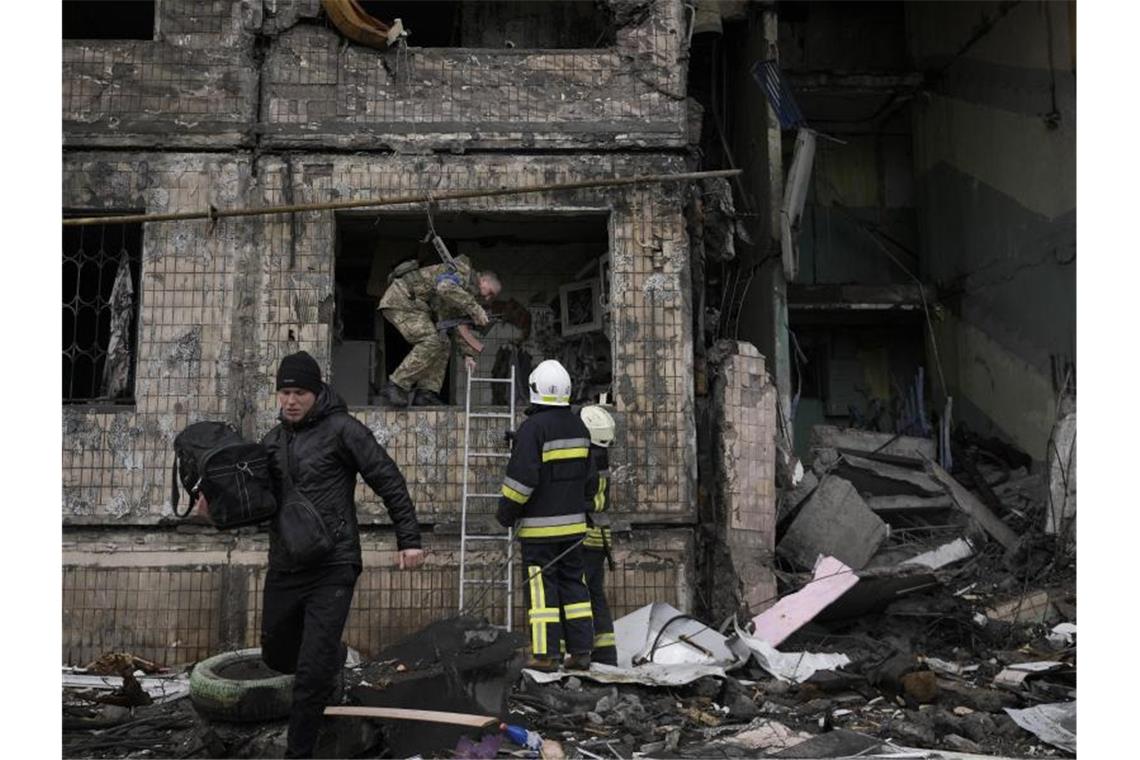 Krieg gegen die Ukraine: So ist die Lage Mindestens zwei Menschen seien bei dem Angriff auf ein Hochhaus in Kiew getötet worden, berichtete das ukrainische Fernsehen. Foto: Vadim Ghirda/AP/dpa