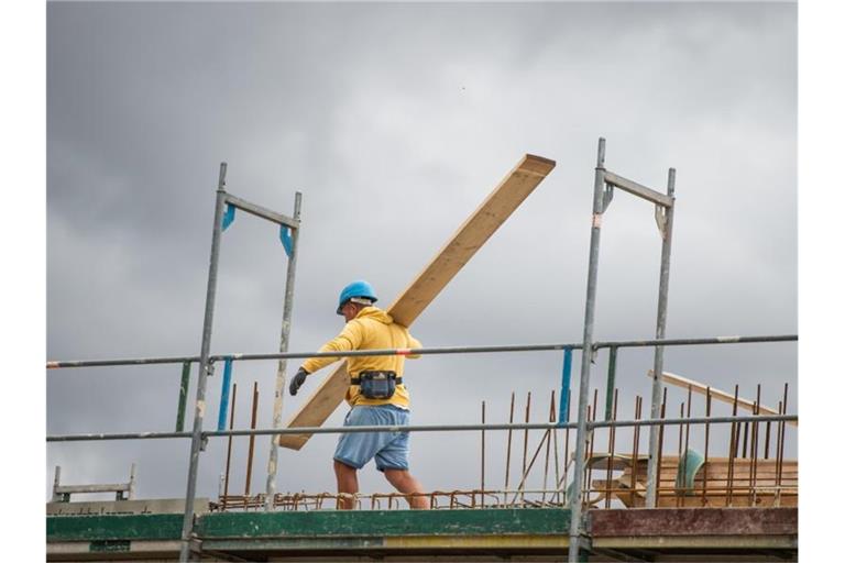 Mindestlohn auf dem Bau soll 2020 steigen. Foto: Christophe Gateau/dpa