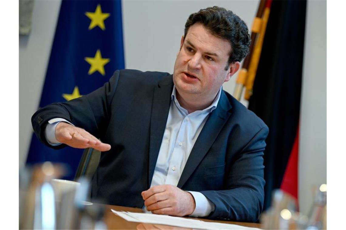 Arbeitsminister: „Mindestlohn von 12 Euro kommt noch 2022“ Mindestlohn noch in 2022: Arbeitsminister Hubertus Heil (SPD) verteidigt sich gegen die Kritik der Arbeitgeber. Foto: Britta Pedersen/dpa-Zentralbild/dpa