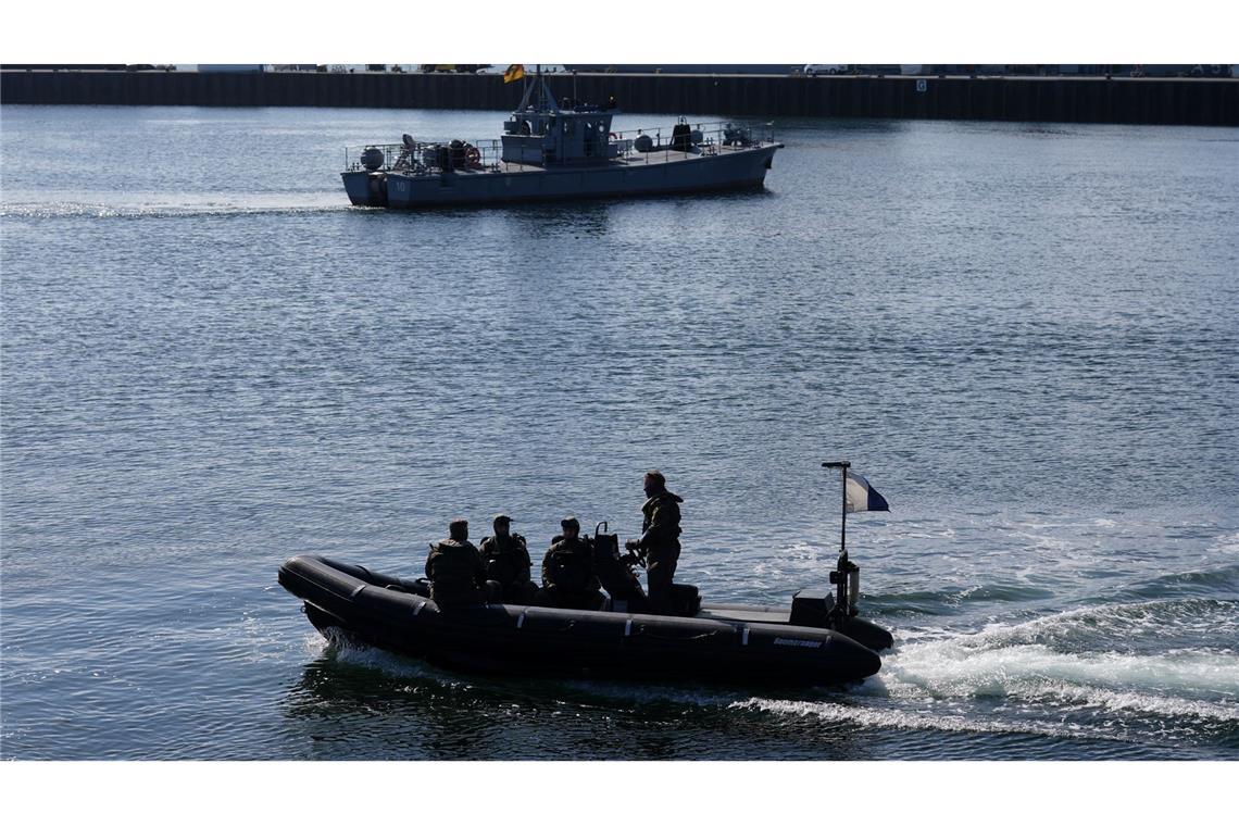 Minentaucher der Bundeswehr in einem Schlachboot.