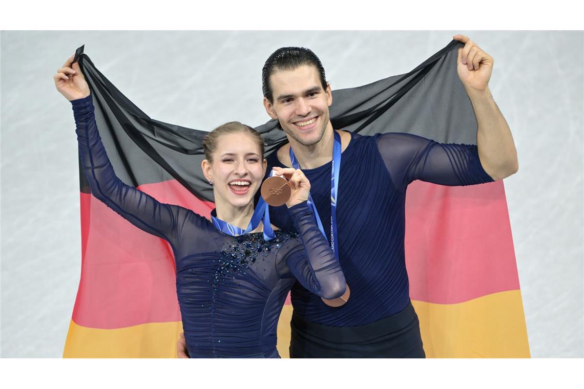 Minerva Hase (l) und Nikita Volodin (r) holten ihre erste olympische Medaille.