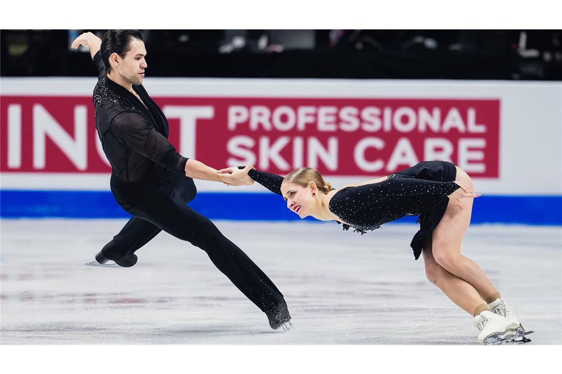 Minerva Hase/Nikita Volodin, Eiskunstlaufen Manchmal ist es im Sport sinnvoll, langfristig zu denken. Schon in der Schule entschied sich Minerva Hase, auch Russisch zu lernen, weil sie wusste, dass diese Sprache im Eiskunstlaufen eine wichtige Rolle spielt. Nun helfen ihr die Grundkenntnisse, die sie sich damals angeeignet hat, zwar nicht bei Sprüngen und Hebungen, wohl aber in der Verständigung mit ihrem Partner. Denn seit 2023 sind Minerva Hase (26) und Nikita Volodin (26) auf dem Eis ein Paar – mit glänzenden Aussichten. Vier Medaillen bei Großereignissen hat das neuformierte Duo bereits gewonnen: WM-Silber und -Bronze, dazu EM-Gold und Silber. Wobei die beiden Eiskunstläufer zuletzt mit Platz zwei bei der EM alles andere als zufrieden waren. „Unsere Leistung war nicht gut“, sagt Minerva Hase, die 2022 bei den Winterspielen in Peking noch an der Seite von Nolan Seegert lief und auch deshalb so gut mit dem gebürtigen Russen Nikita Volodin (wurde im August 2025 eingebürgert) harmoniert, weil beide im Sport Perfektionisten sind. Zuletzt haben sie an vielen Details gearbeitet, um in Mailand eine glanzvolle Kür aufs Eis zaubern zu können. Und damit den Sprung aufs Podest zu schaffen.