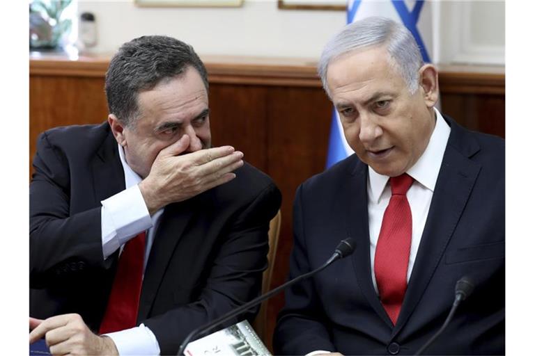 Minister Israel Katz während einer der wöchentlichen Kabinettssitzung im Gespräch mit Benjamin Netanjahu. Foto: Gali Tibbon/AFP Pool/dpa