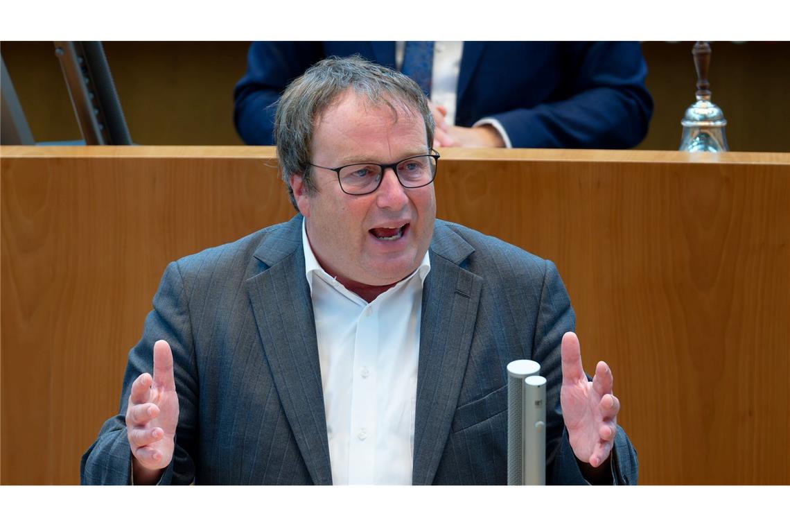 Minister Oliver Krischer übt deutliche Kritik an der Deutschen Bahn: "Das macht mich fassungslos." (Archivbild)