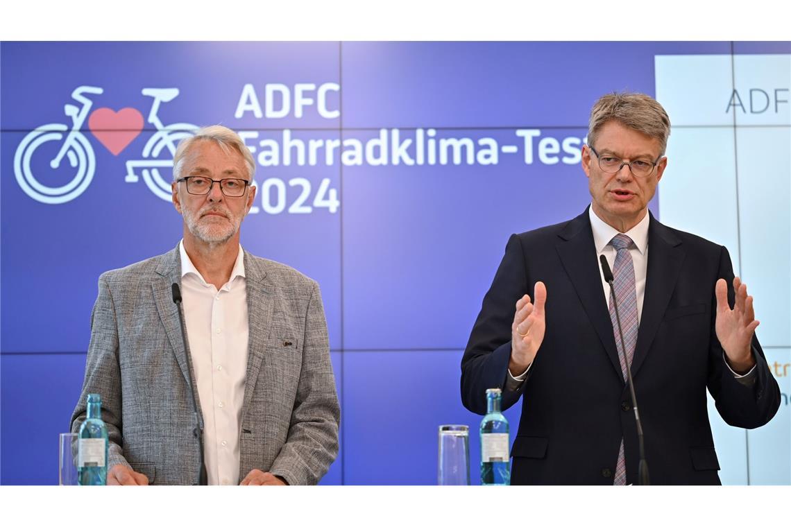 Viele Radler fühlen sich in Städten nicht sicher Minister Patrick Schnieder (re.) empfiehlt Schutzhelme - aber ohne Pflicht.