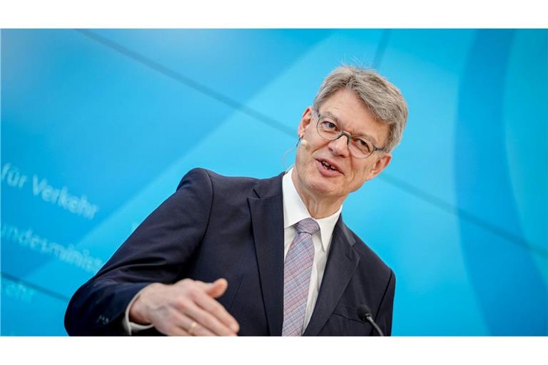 Minister Schnieder: Fast zwei Dutzend Maßnahmen für einen pünktlicheren Bahnverkehr.