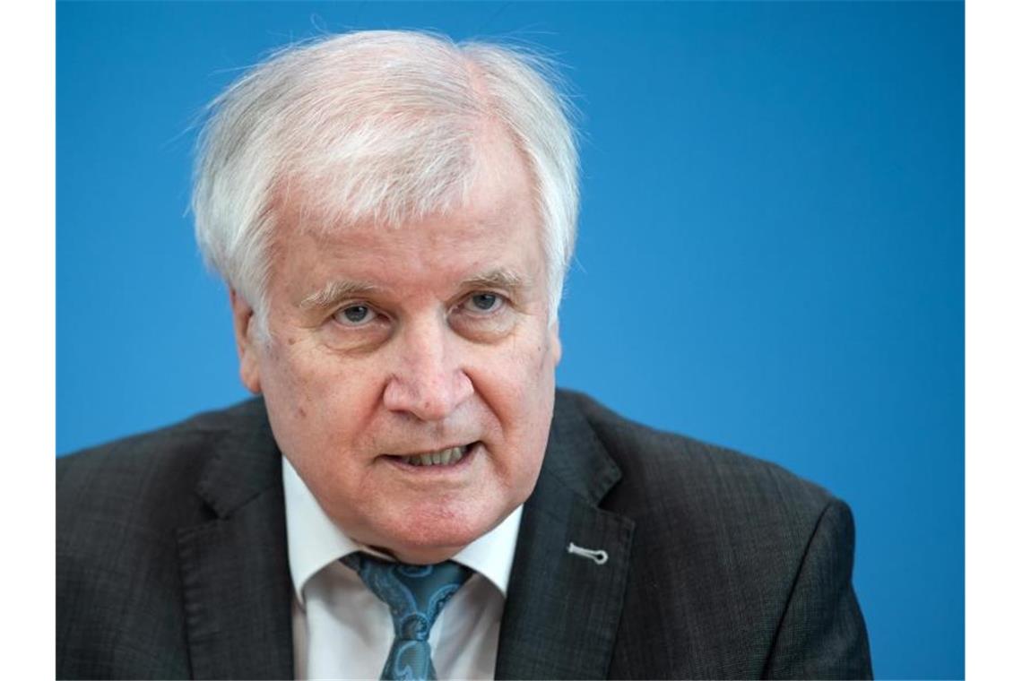 Seehofer will weiter Menschen nach Afghanistan abschieben Minister Seehofer will weiter nach Afghanistan abschieben. Foto: Bernd von Jutrczenka/dpa