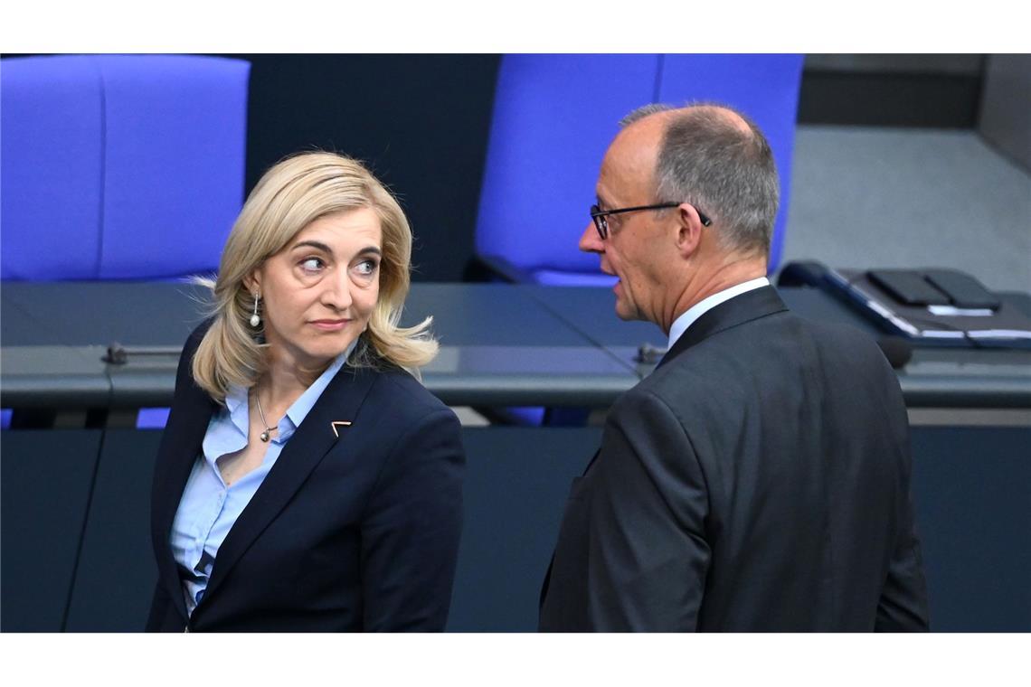 Ministerin Nina Warken hat das Sparziel für 2027 noch erhöht. (Archivbild)