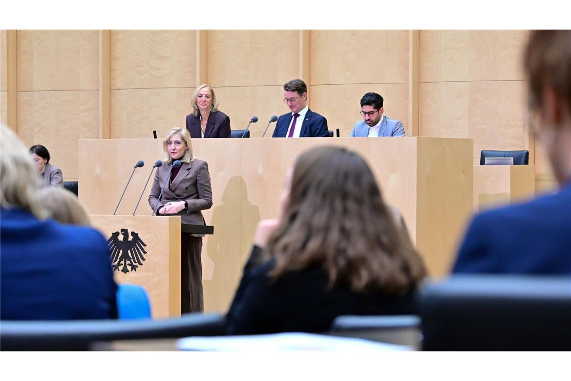 Ministerin Nina Warken will den Druck für Beitragserhöhungen vermindern.